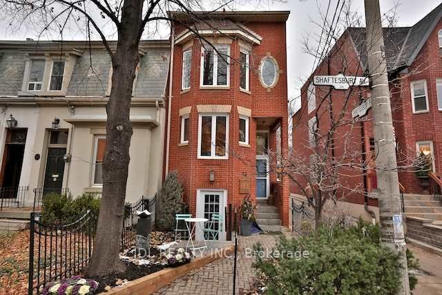 home for sale on 34 shaftesbury Avenue