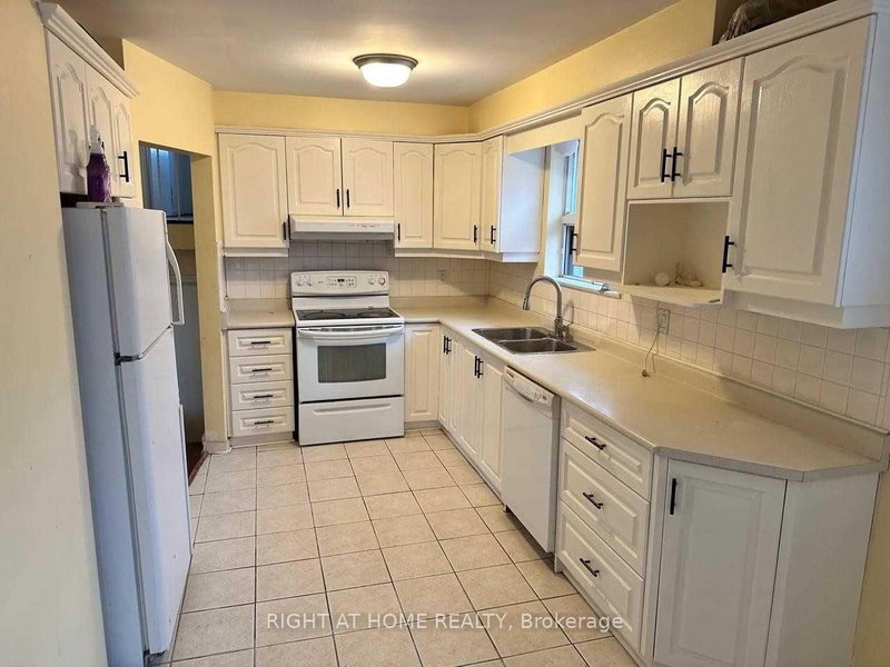 Upper - 40 Bellbury Cres, Toronto, M2J 2J8 | Image 2