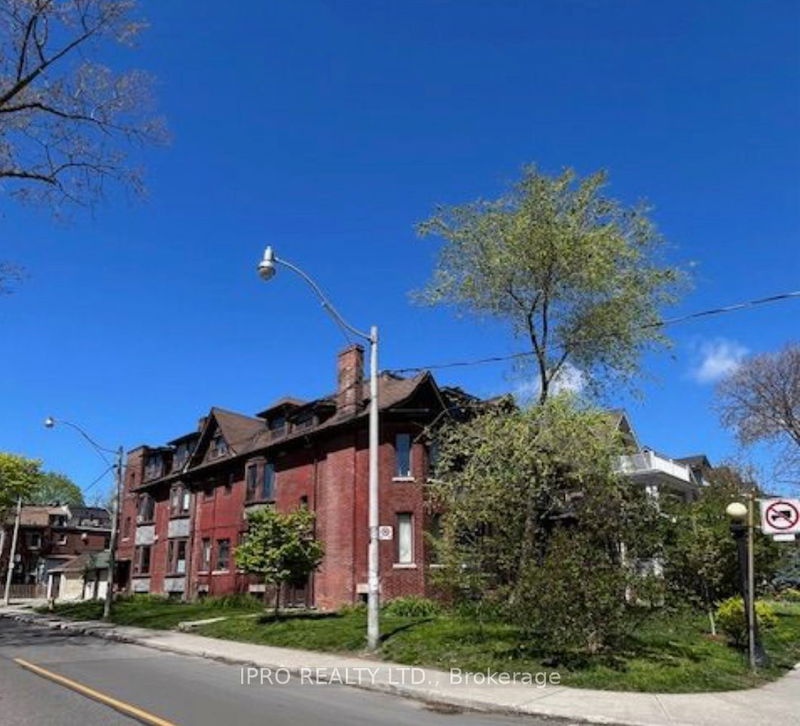 home for lease on 526 Palmerston Boulevard