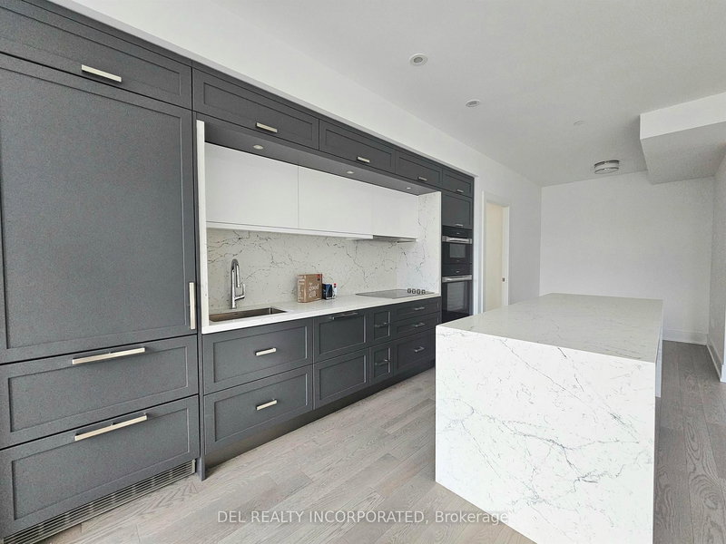 212 - 10 Inn on the Park Dr, Toronto, M3C 0P9 | Image 3