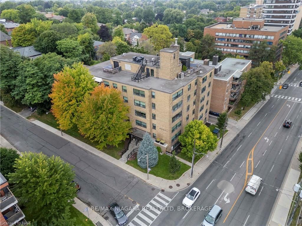 Building in 2 RIDELLE Avenue