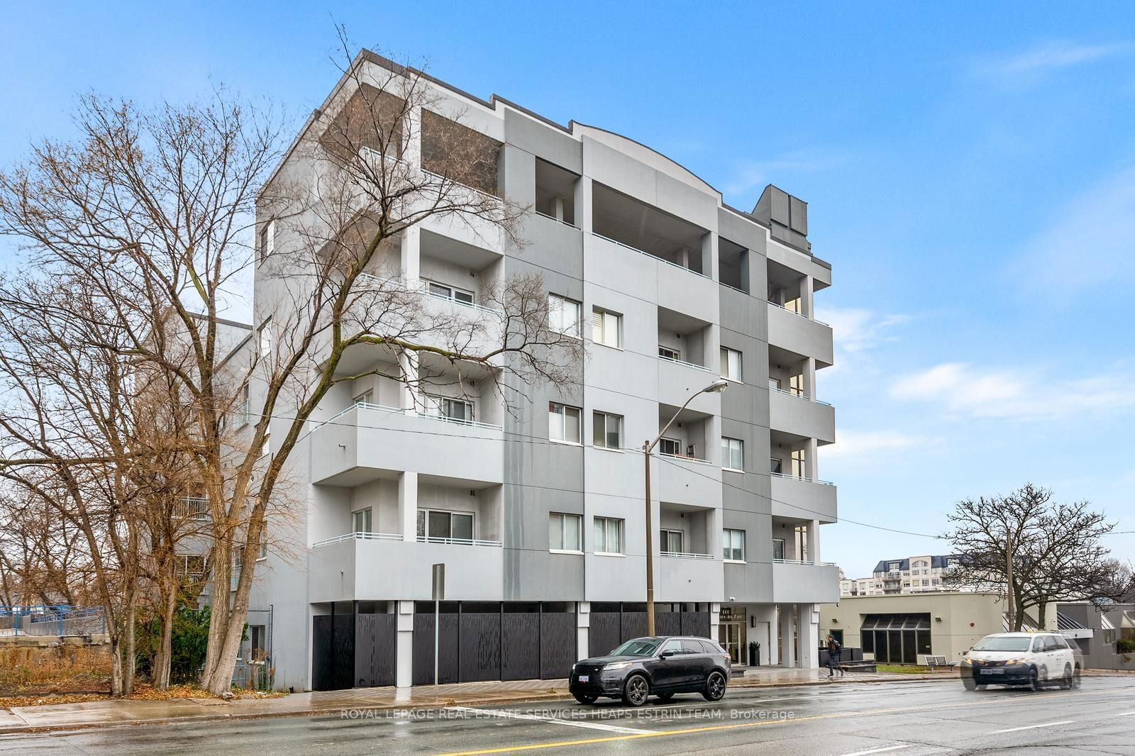 Building in 600 Eglinton Avenue