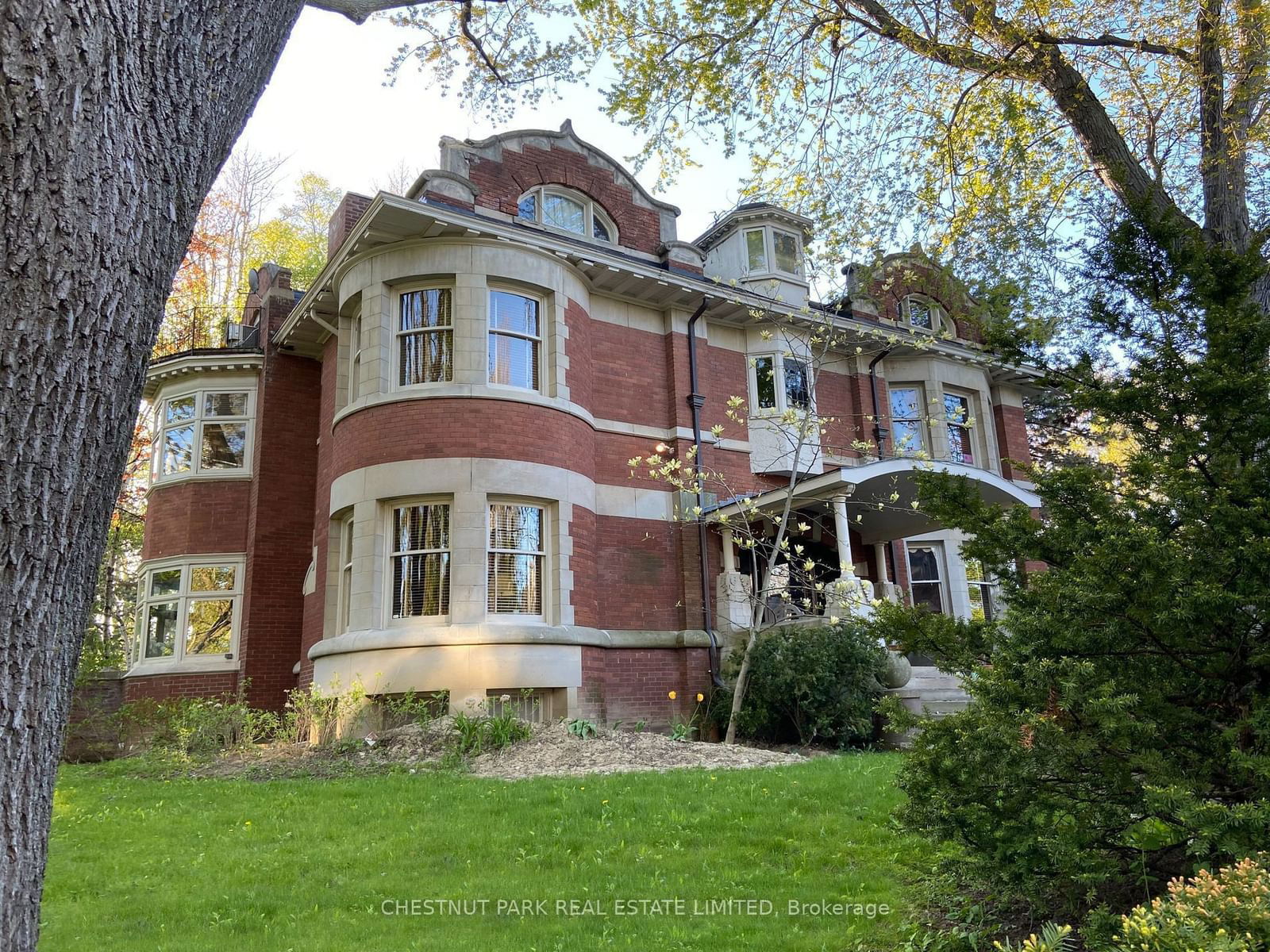 Building in 114 Glen Road