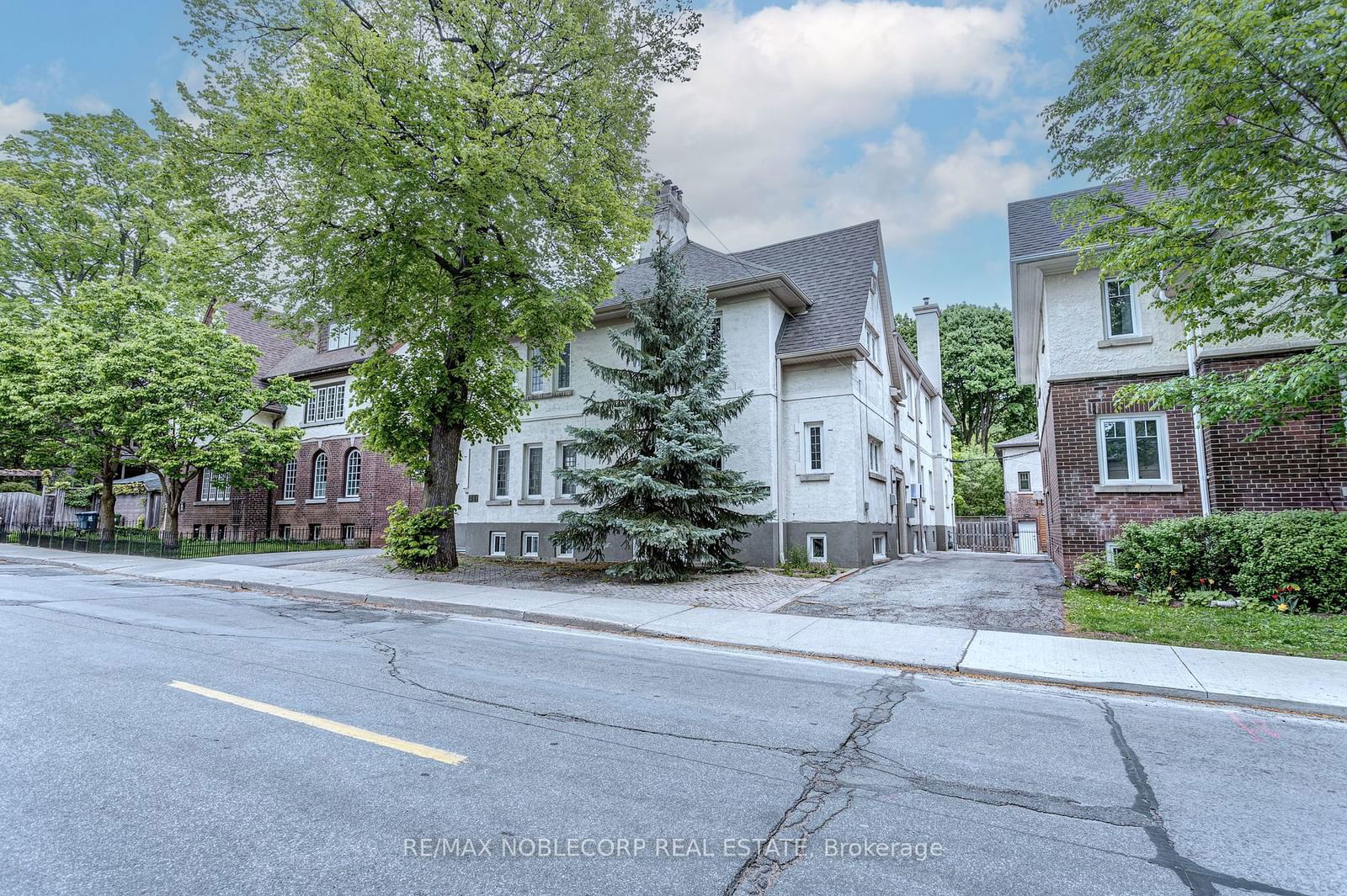 Building at 809 Duplex Avenue, Toronto, Lawrence Park South