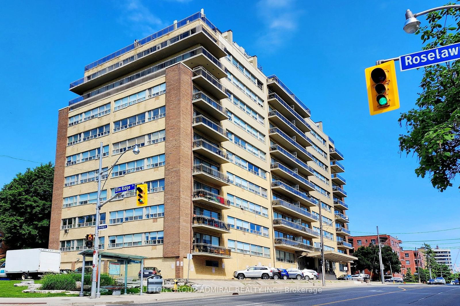 Building in 2500 Bathurst Street