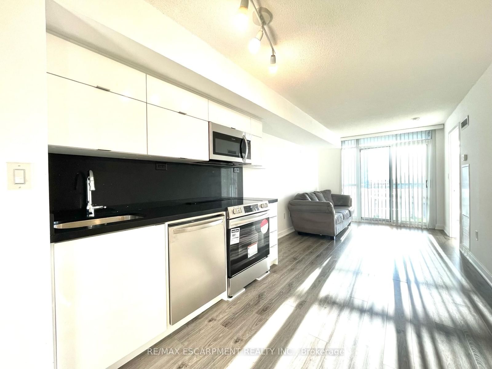 Listing Image 7