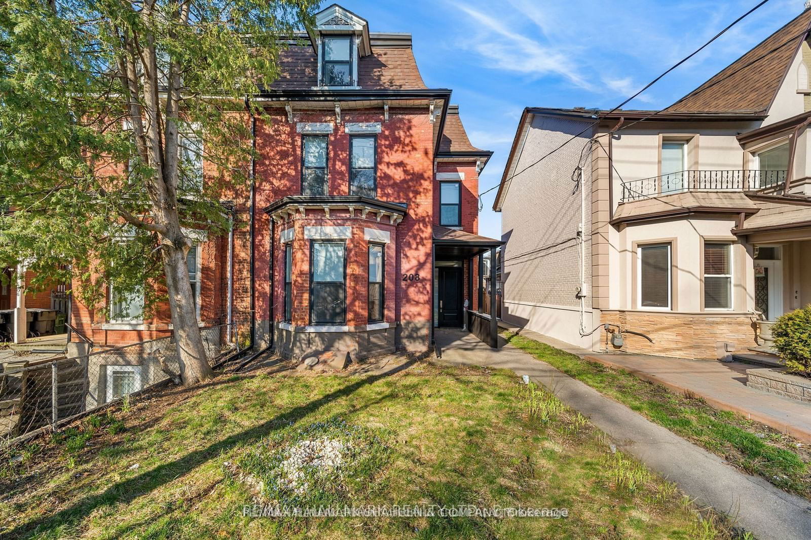 Building in 208 Dovercourt Road