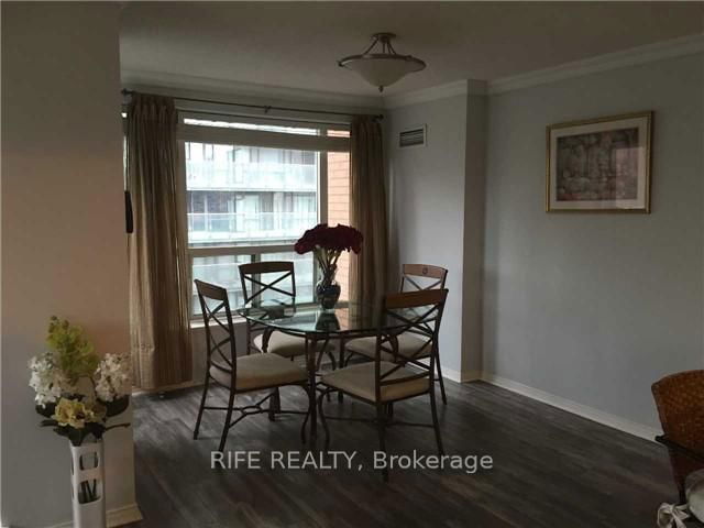 1604 - 887 Bay Street