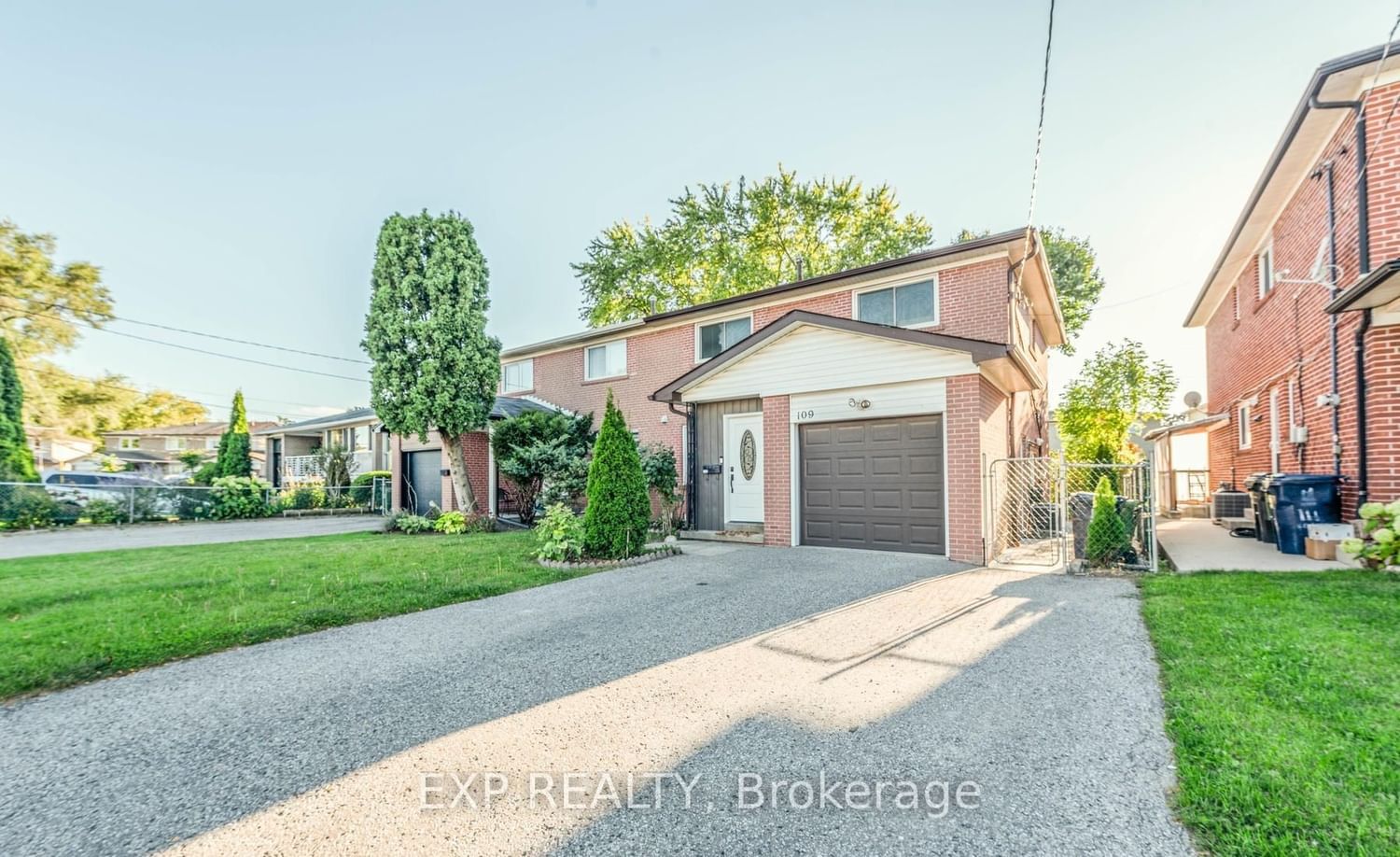 Semi-Detached House leased at # UPPER-109 Fontainbleau Drive, Toronto, Newtonbrook West, M2M 1P1 - MLS: C11897607