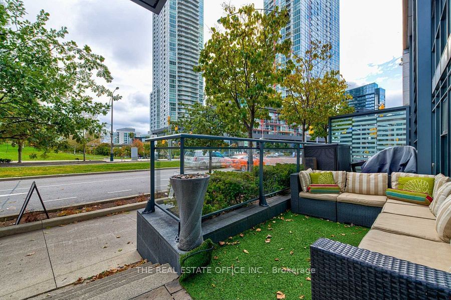 Townhouse for lease at 112 Fort York Boulevard, Toronto, Waterfront Communities C1, M5V 4A7 - MLS: C11902548