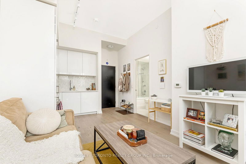 home for lease on 719-158 Front Street E