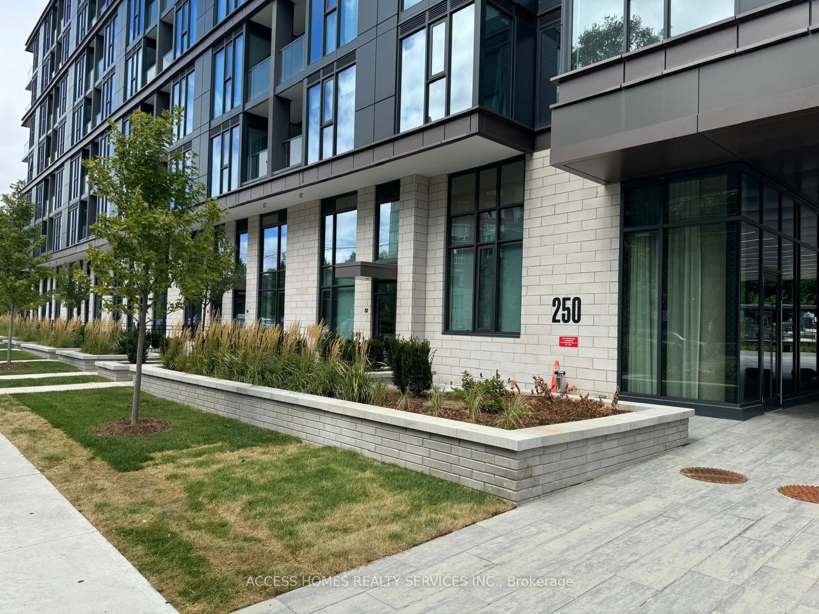 Building at 250 Lawrence Avenue, Toronto, Lawrence Park South