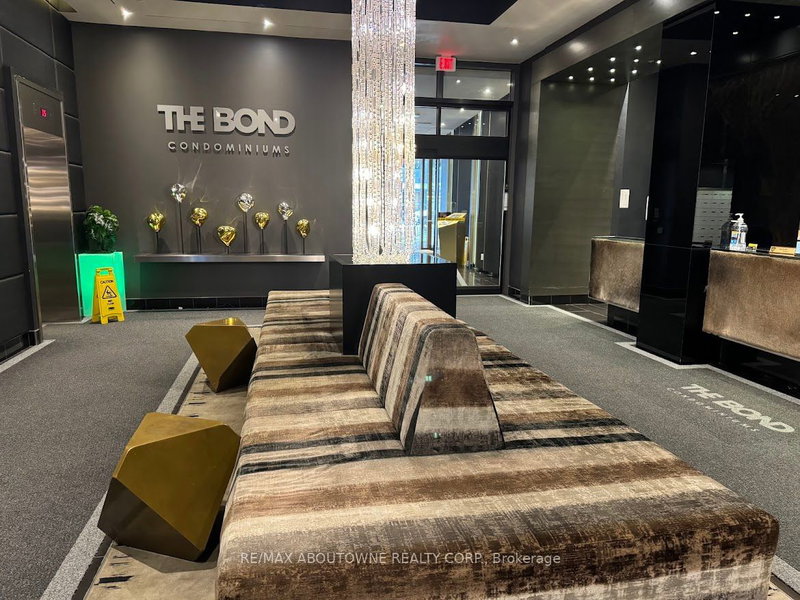 802 - 290 Adelaide St W, Toronto, M5V 0P3 | Image 2