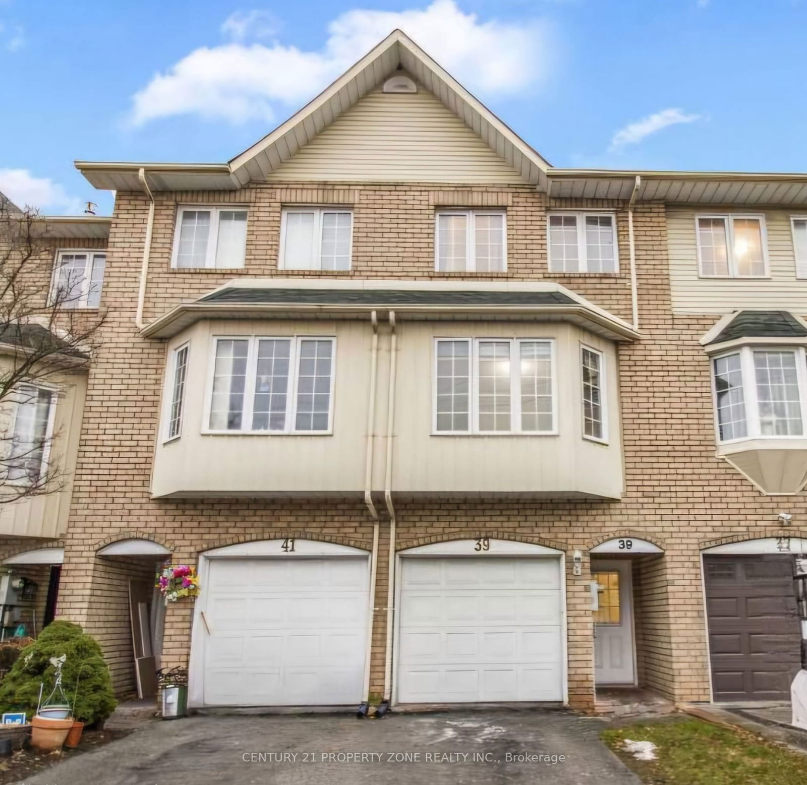 Townhouse sold at 39 Sufi Crescent, Toronto, Victoria Village, M4A 2X3 - MLS: C11905043