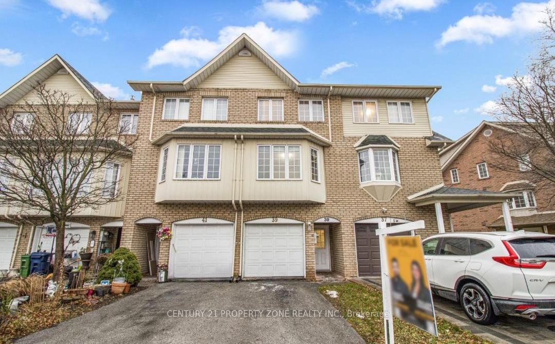 Townhouse sold at 39 Sufi Crescent, Toronto, Victoria Village, M4A 2X3 - MLS: C11905043