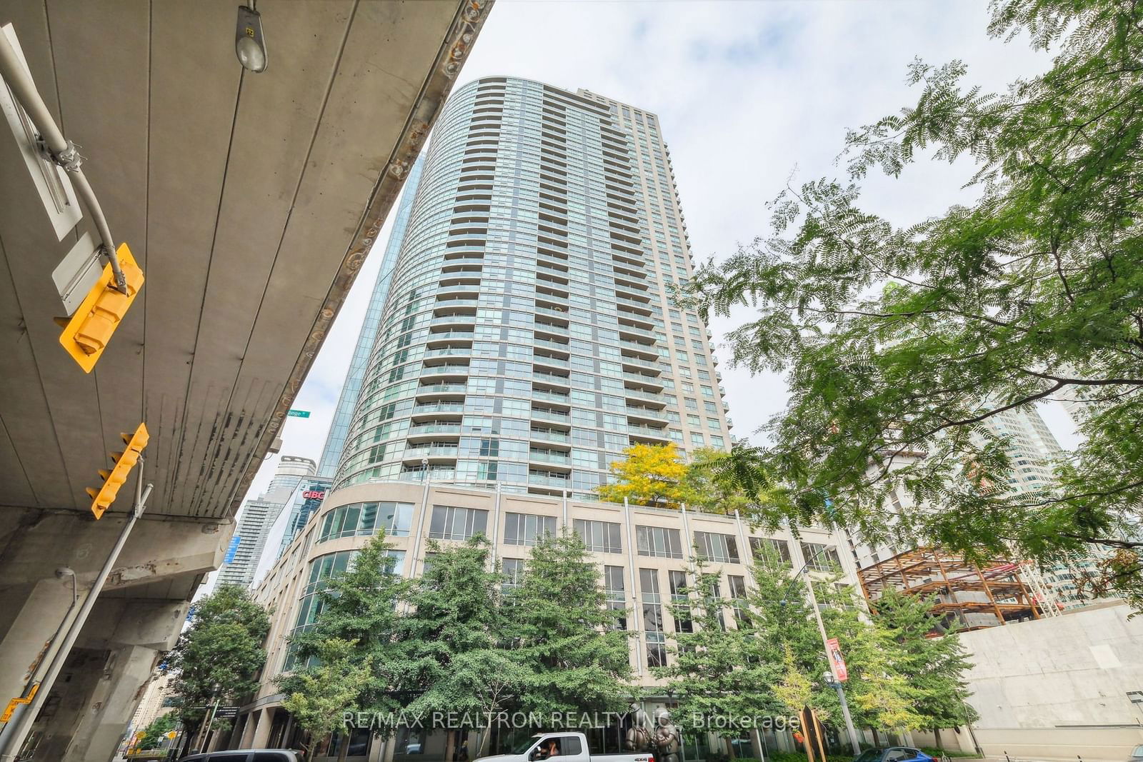 Condo leased at 3208-18 Yonge Street, Toronto, Waterfront Communities C1, M5E 1Z8 - MLS: C11909829