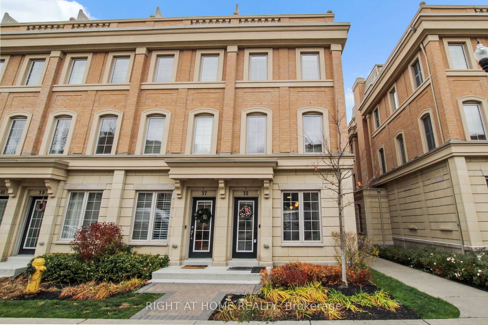 Townhouse sold at 35 Hargrave Lane, Toronto, Bridle Path-Sunnybrook-York Mills, M4N 0A4 - MLS: C11910286