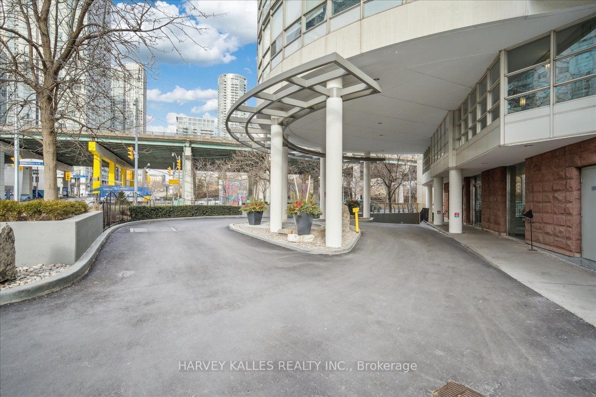 Condo for sale at 809-550 Queens Quay, Toronto, Waterfront Communities C1, M5V 3M8 - MLS: C11914754