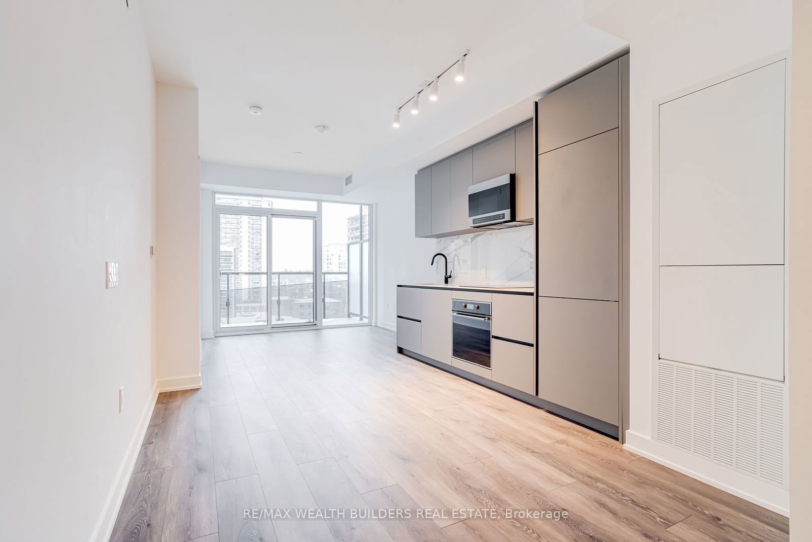 Condo for lease at 806-117 Broadway Avenue, Toronto, Mount Pleasant West, M4P 1V3 - MLS: C11922082