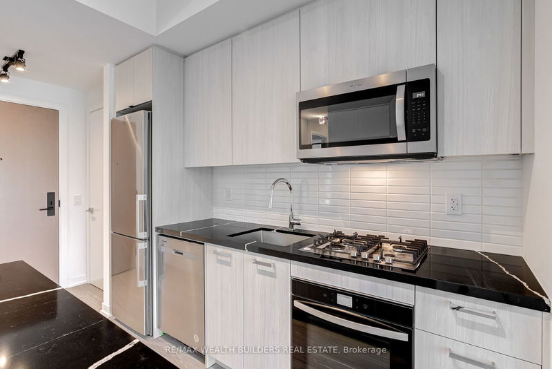 home for lease on 910-195 McCaul Street