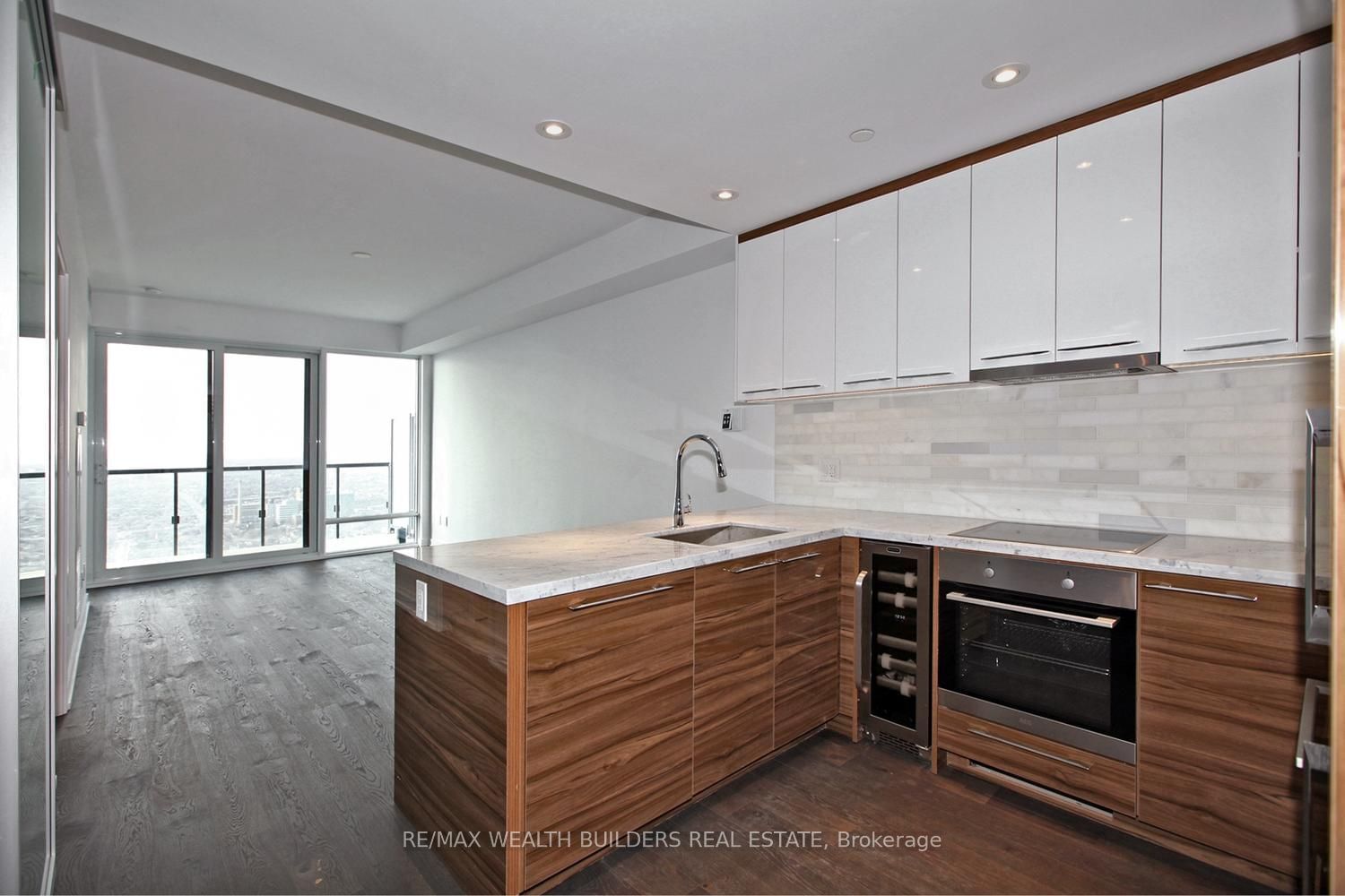 Condo leased at 3811-488 University Avenue, Toronto, University, M5G 0C1 - MLS: C11922104