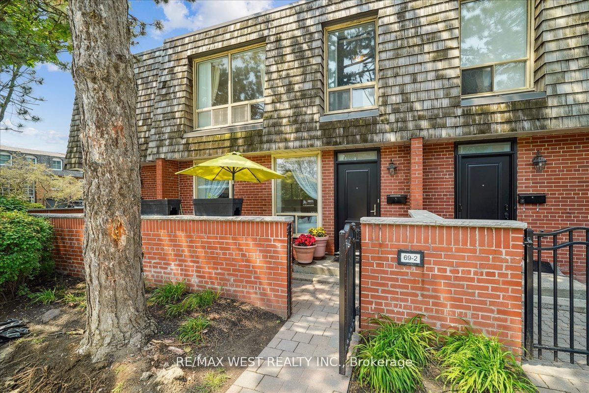 Townhouse for sale at 2-69 Upper Canada Drive, Toronto, St. Andrew-Windfields, M2P 2A2 - MLS: C11922866