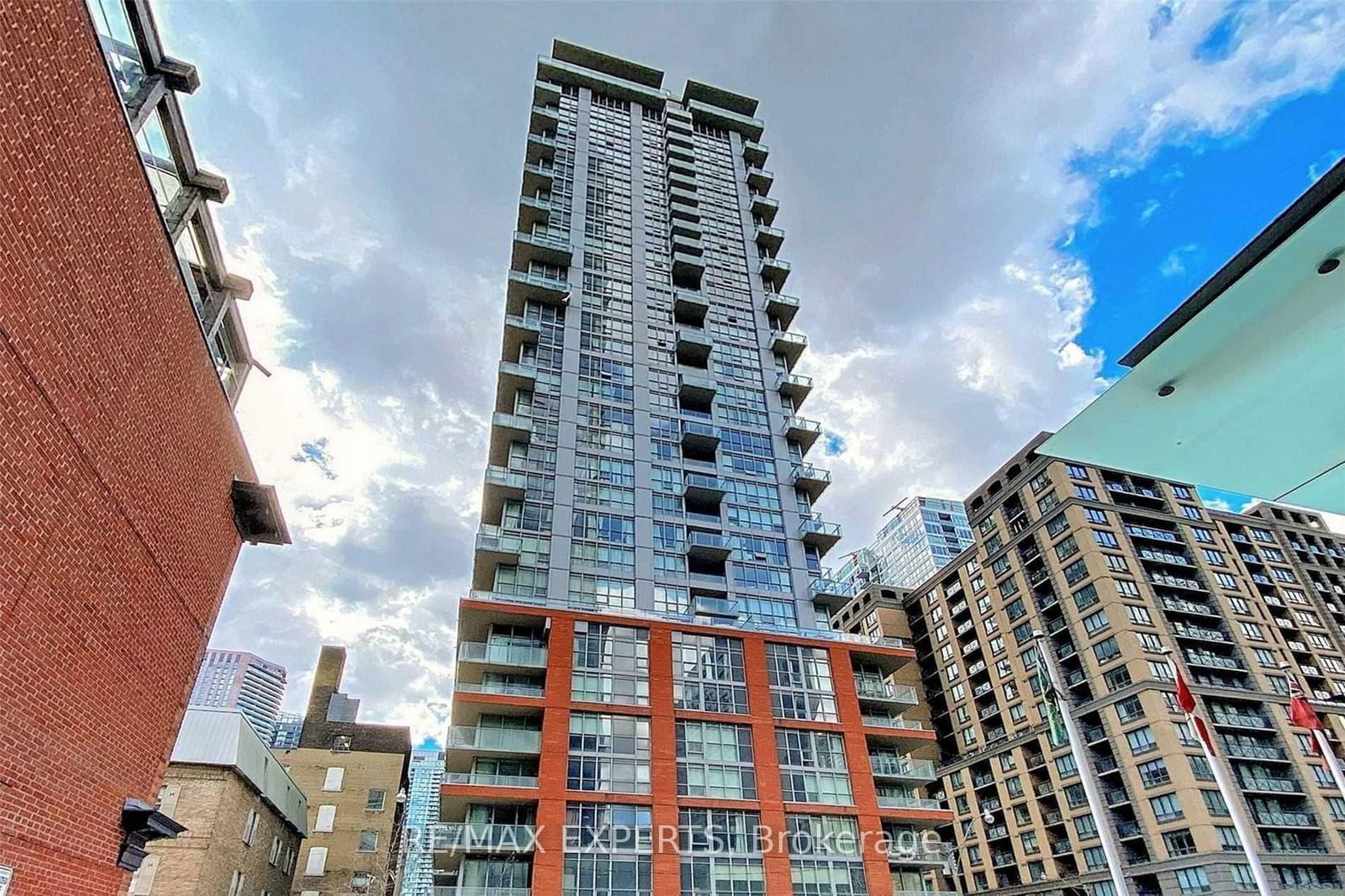 Condo leased at 302-126 Simcoe Street, Toronto, Waterfront Communities C1, M5H 4E6 - MLS: C11923414