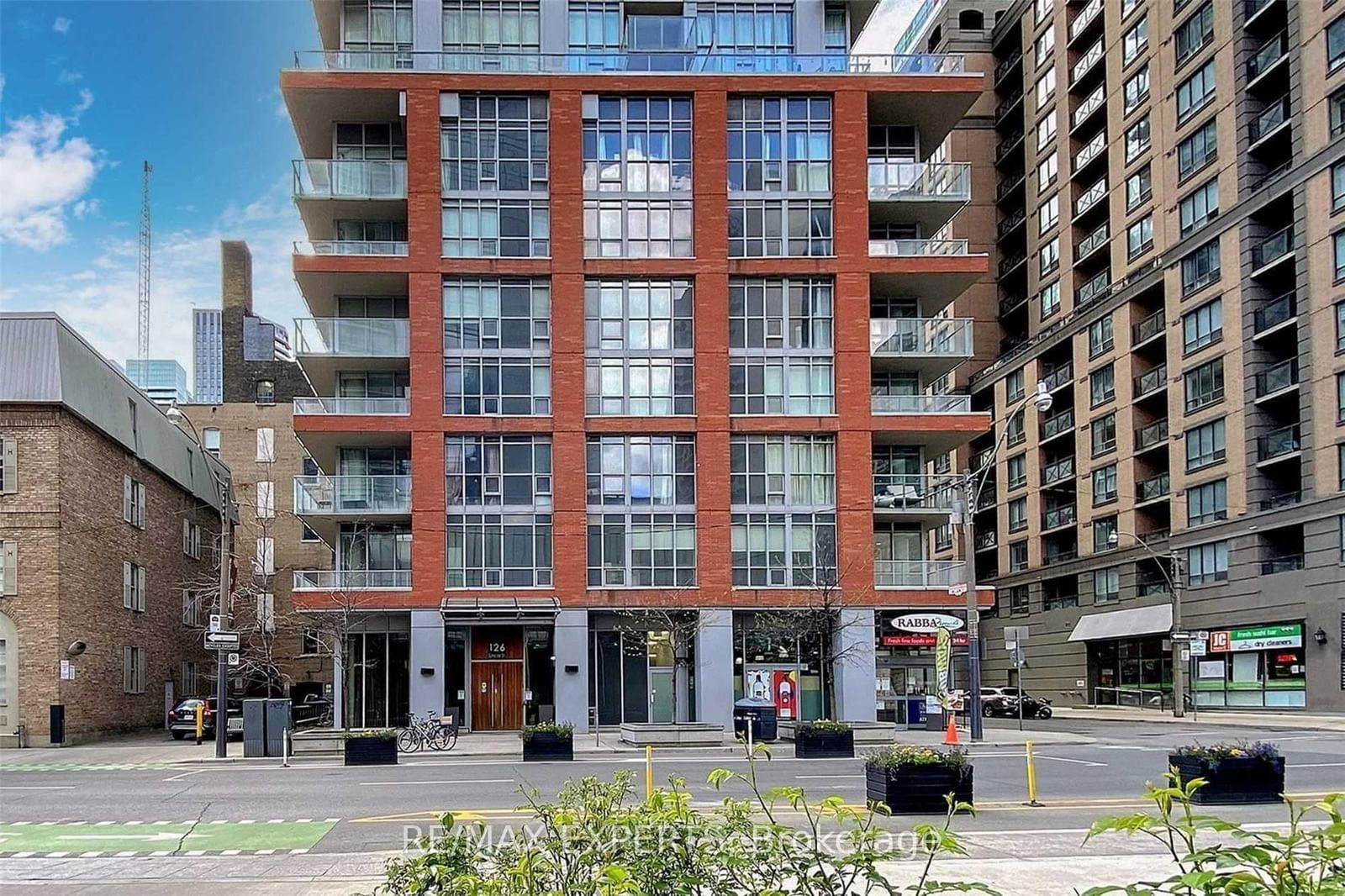 Condo leased at 302-126 Simcoe Street, Toronto, Waterfront Communities C1, M5H 4E6 - MLS: C11923414