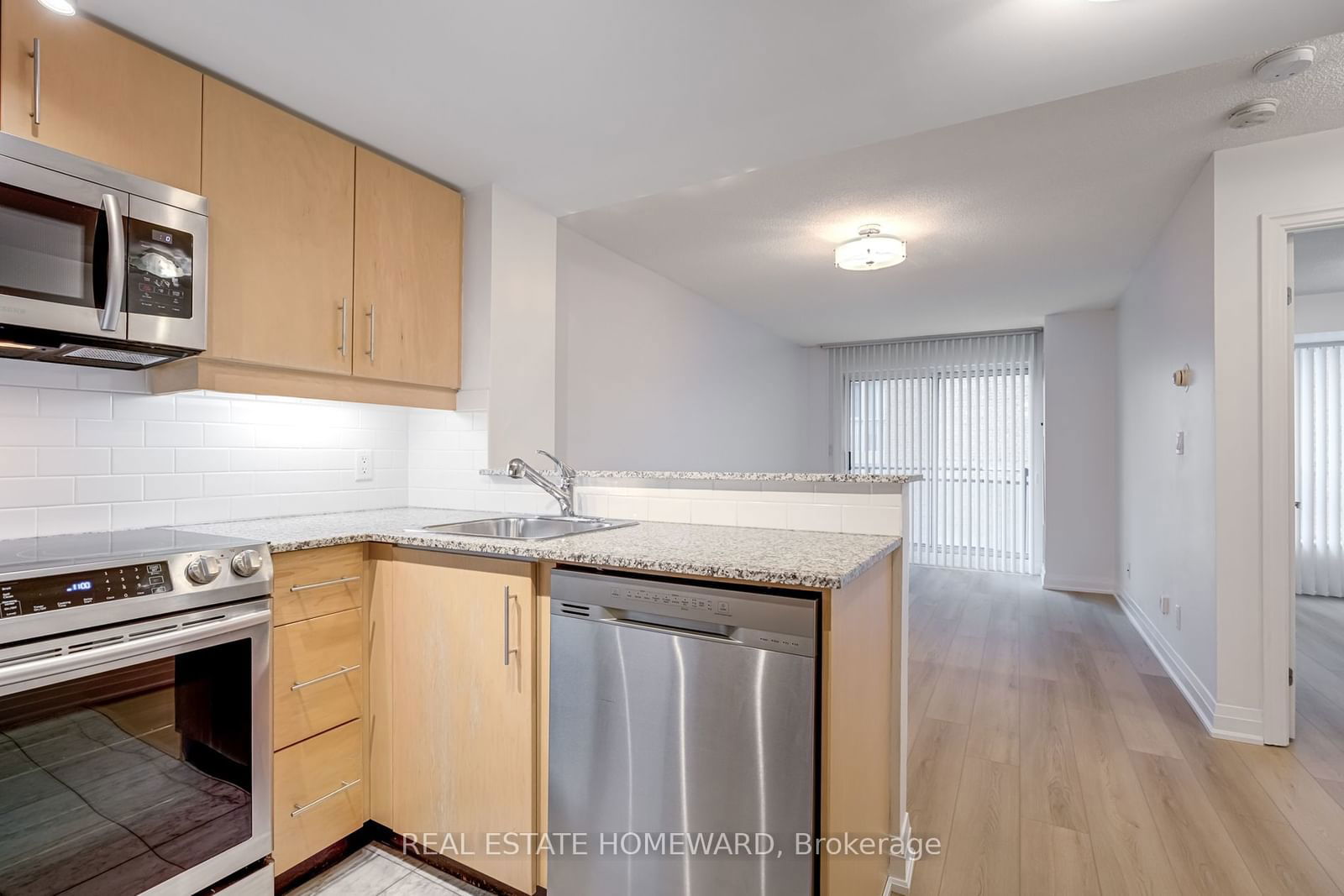 Condo for lease at 611-300 Bloor Street, Toronto, Rosedale-Moore Park, M4W 3Y2 - MLS: C11924582