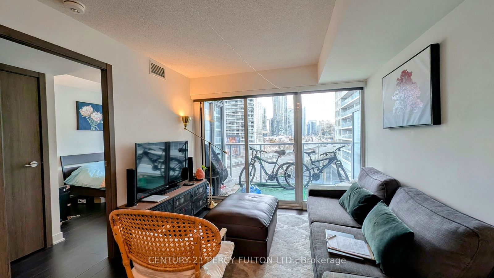 Condo for lease at 807-19 Bathurst Street, Toronto, Waterfront Communities C1, M5V 0N2 - MLS: C11925753