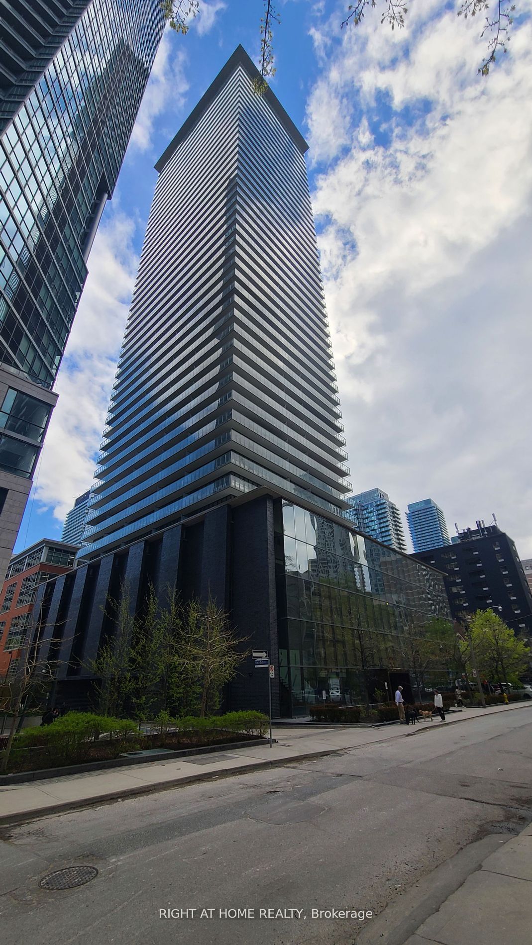 Condo for lease at 2004-33 Charles Street, Toronto, Church-Yonge Corridor, M4Y 0A2 - MLS: C11927189