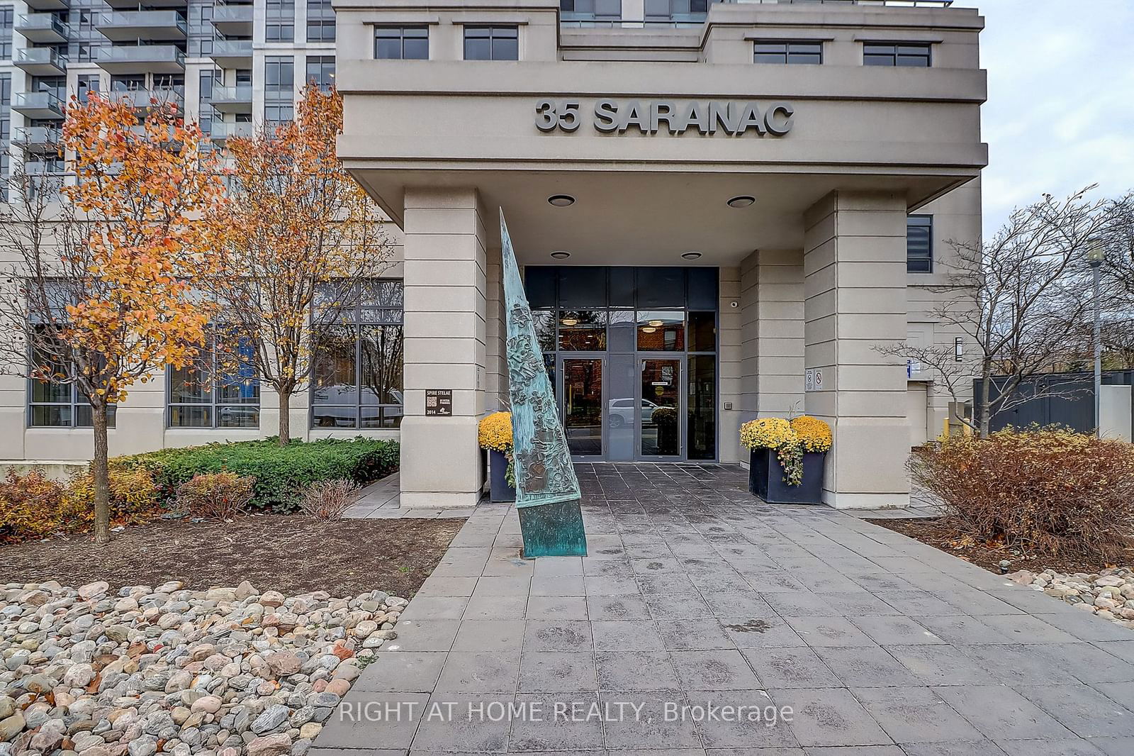 Condo for lease at 423-35 Saranac Boulevard, Toronto, Englemount-Lawrence, M6A 2G4 - MLS: C11927368