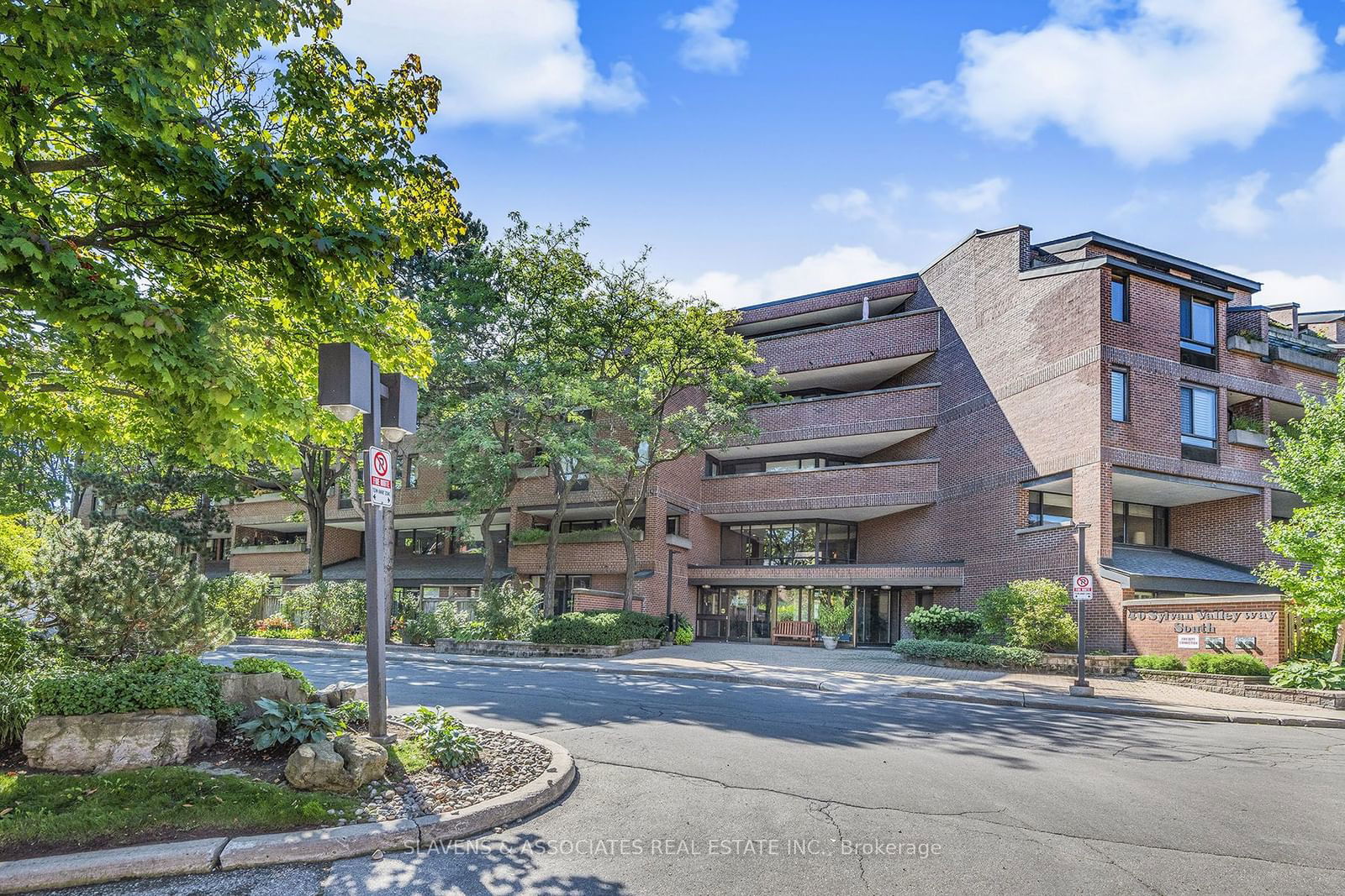 Condo leased at 502-40 Sylvan Valley Way, Toronto, Bedford Park-Nortown, M5M 4M3 - MLS: C11928787