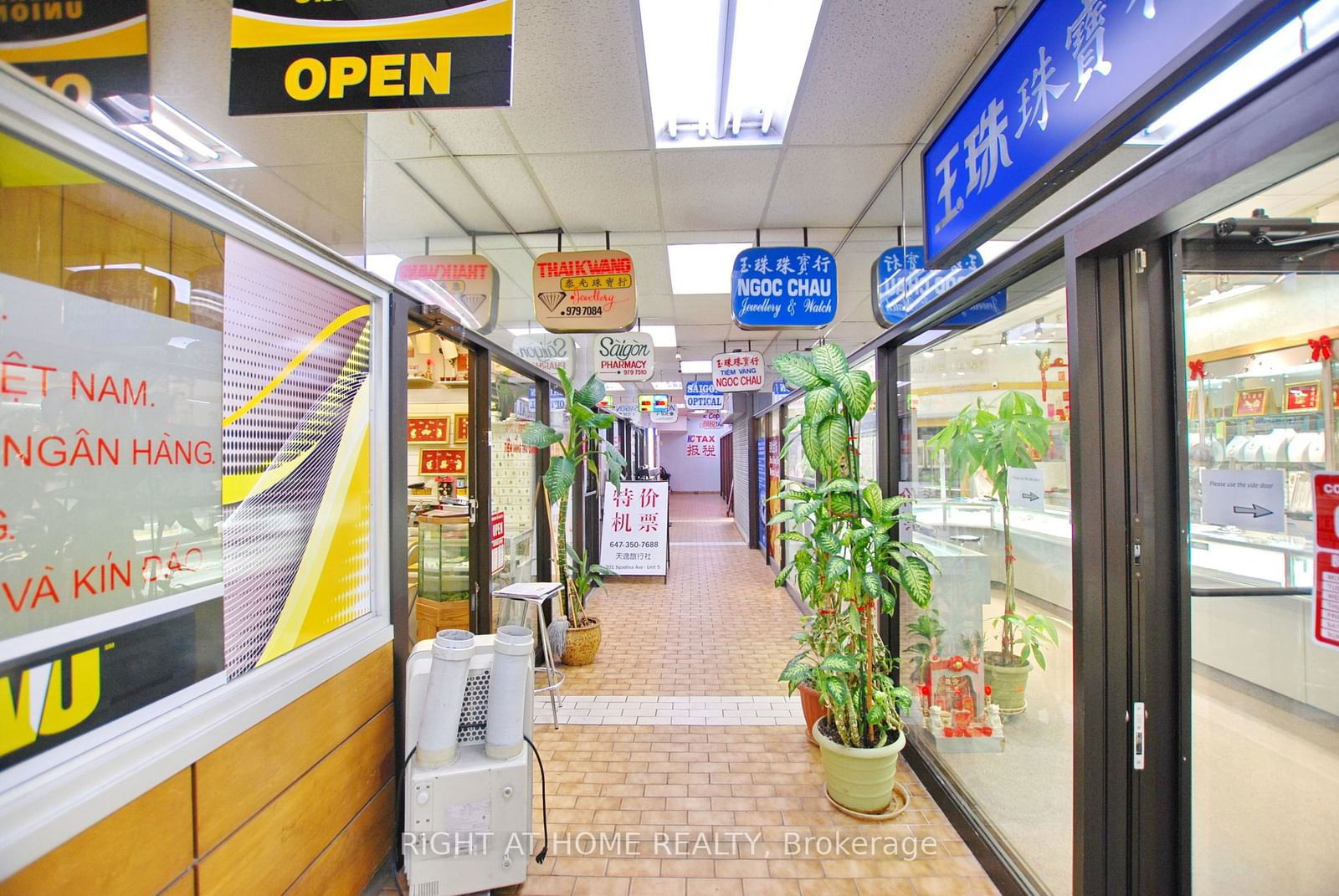 Commercial/Retail for lease at 2&4-301 Spadina Avenue, Toronto, Kensington-Chinatown, M5T 2E6 - MLS: C11930160