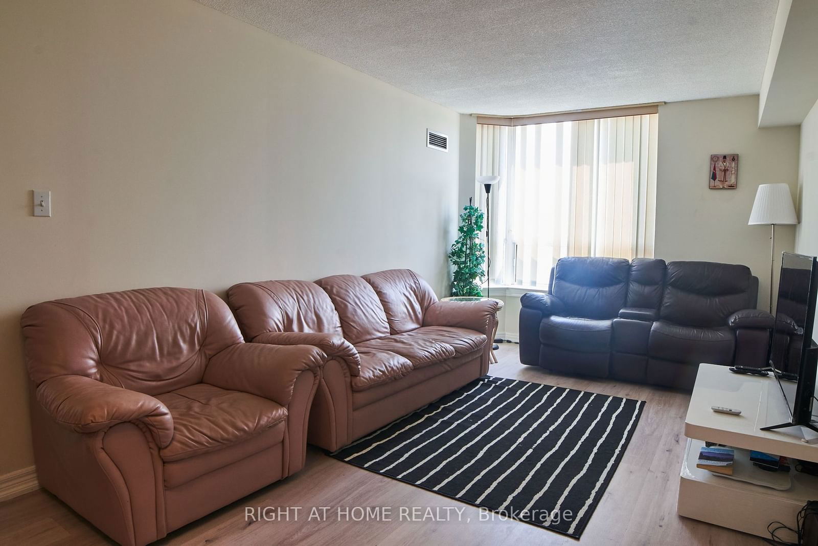 Condo for lease at 609-1700 Eglinton Avenue, Toronto, Victoria Village, M4A 2X4 - MLS: C11930790