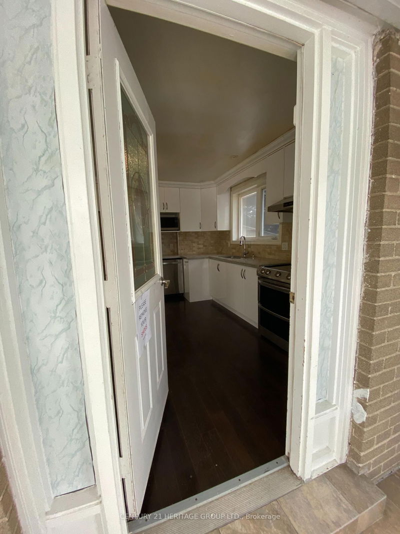 home for lease on main-72 Pinemore Crescent