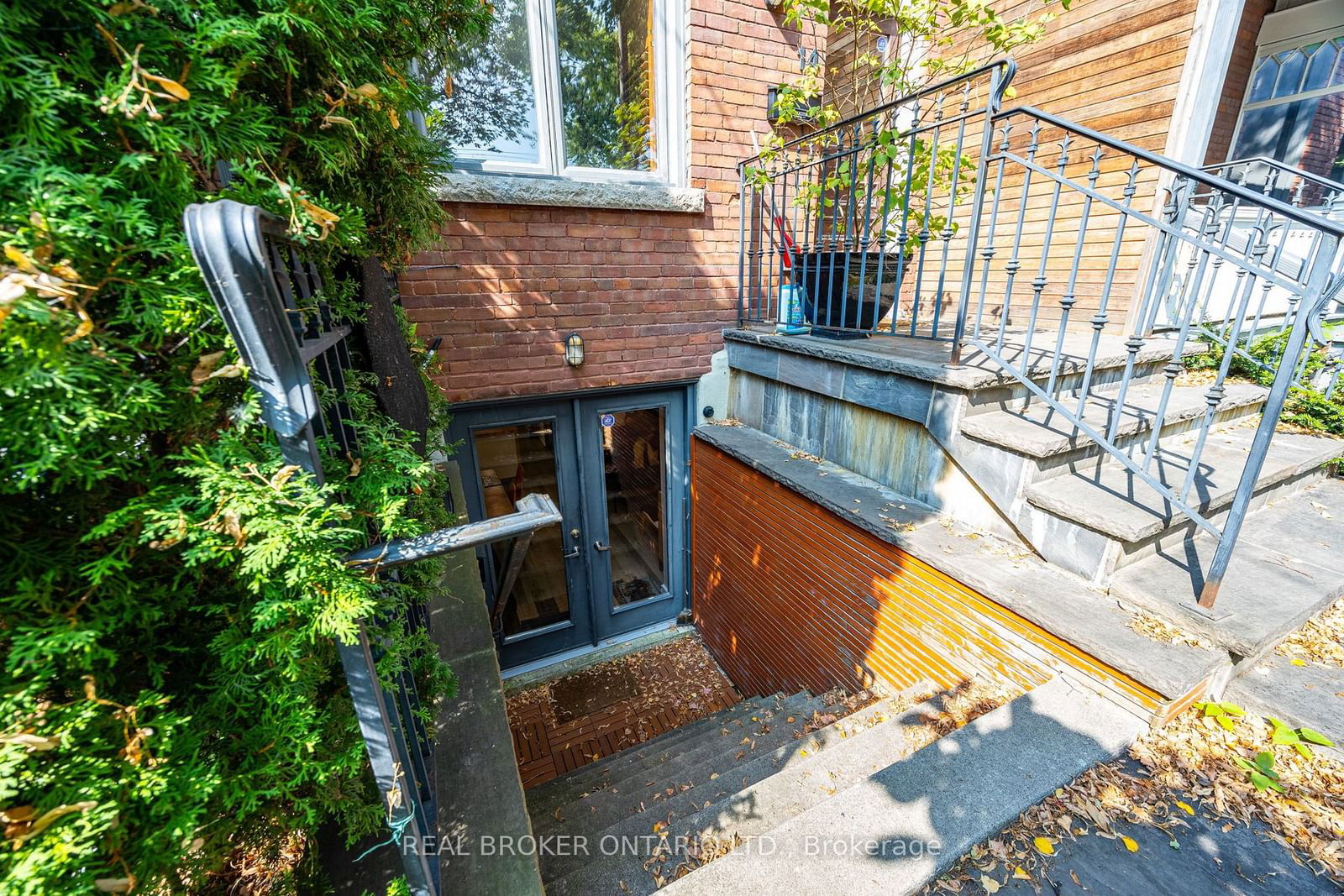 Semi-Detached House for lease at Lower-14 Bellwoods Avenue, Toronto, Trinity-Bellwoods, M6J 2P4 - MLS: C11933854