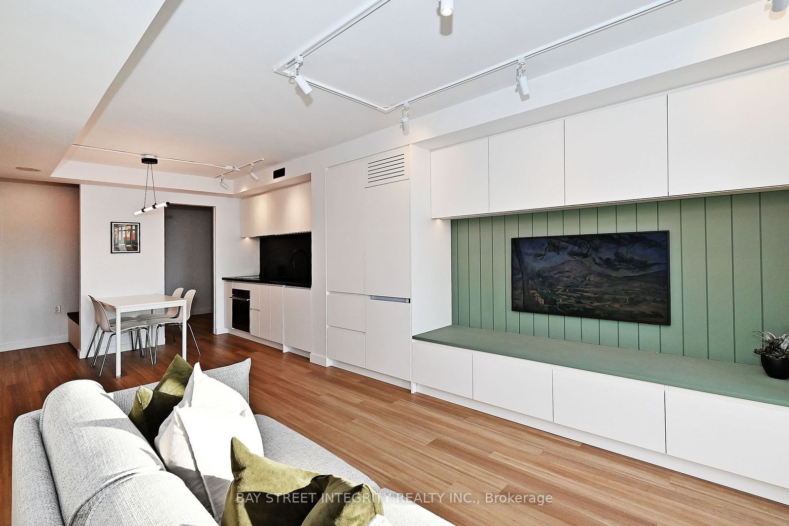 Listing Image 8