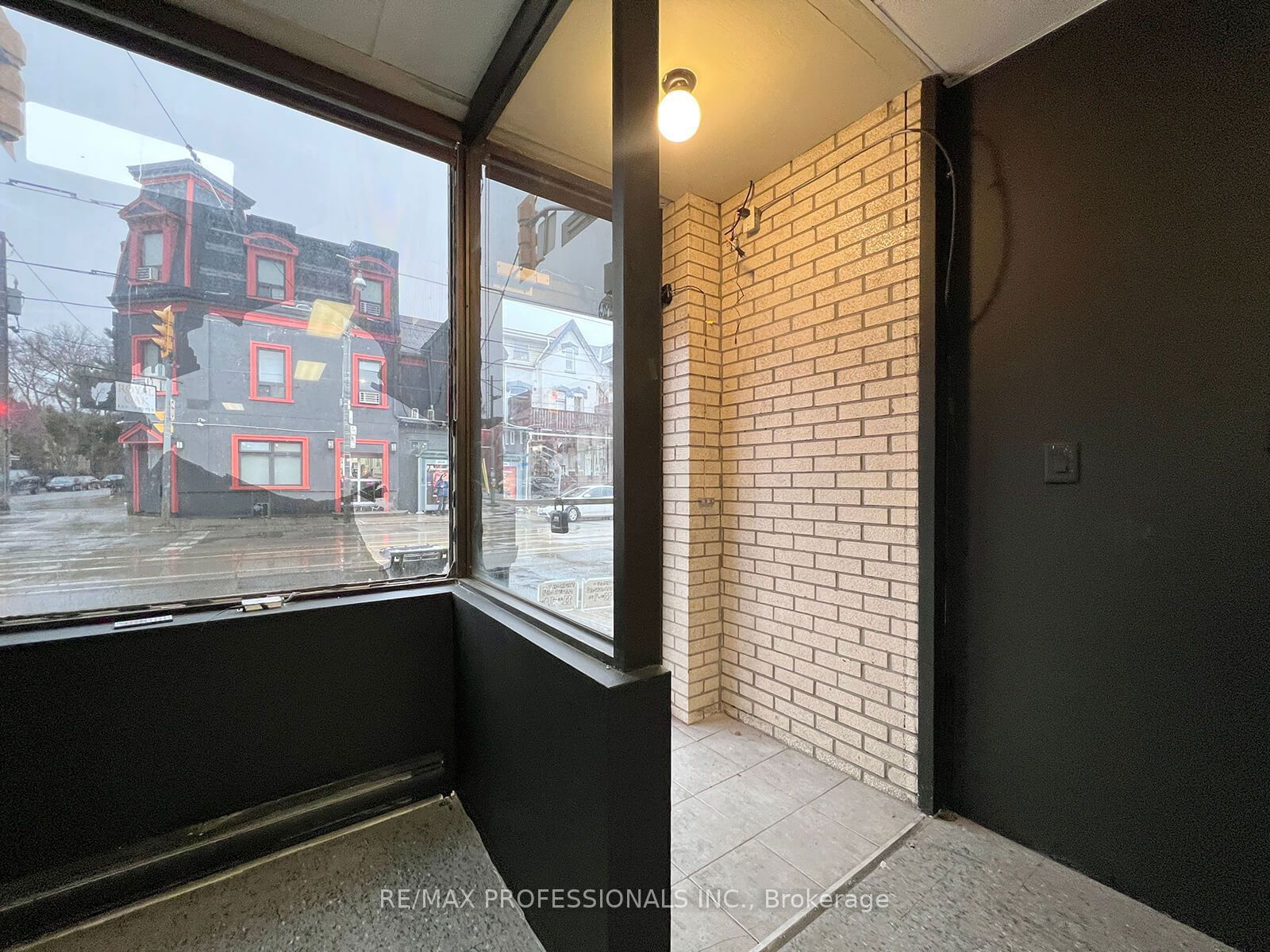 Commercial/Retail for lease at main-381 Dundas Street, Toronto, Moss Park, M5A 2A2 - MLS: C11934903