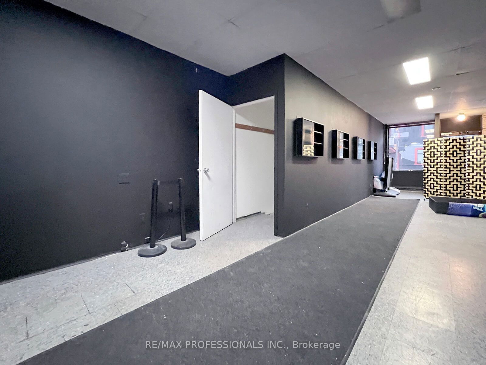 Commercial/Retail for lease at main-381 Dundas Street, Toronto, Moss Park, M5A 2A2 - MLS: C11934903