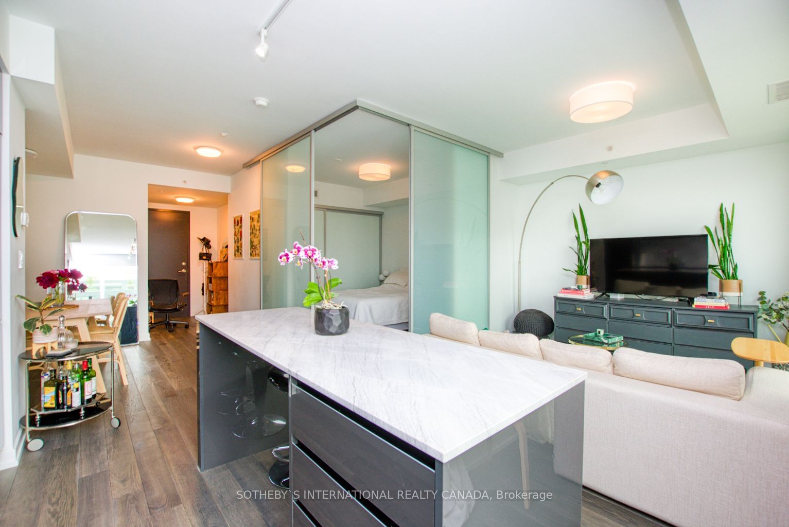 Condo for lease at 504-377 Madison Avenue, Toronto, Casa Loma, M4V 3E1 - MLS: C11936762