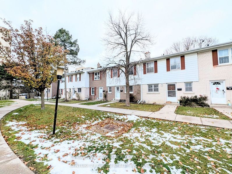 Townhouse sold at 58-751 Steeles Avenue, Toronto, Newtonbrook West, M2R 2S5 - MLS: C11937502