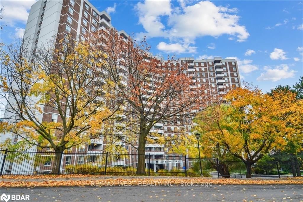 Condo for sale at 317-10 Edgecliff Gfwy, Toronto, Flemingdon Park, M3C 3A3 - MLS: C11937857