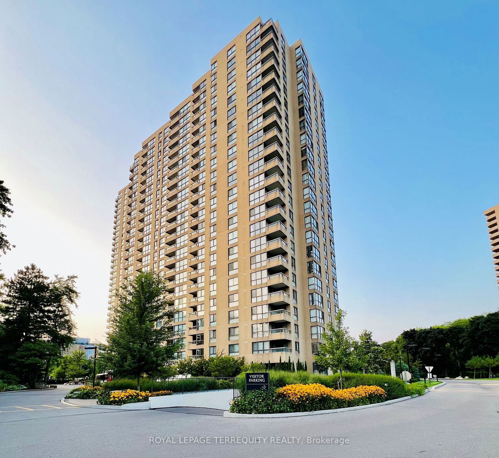 Condo for sale at 703-1 Concorde Place, Toronto, Banbury-Don Mills, M3C 3K6 - MLS: C11938339