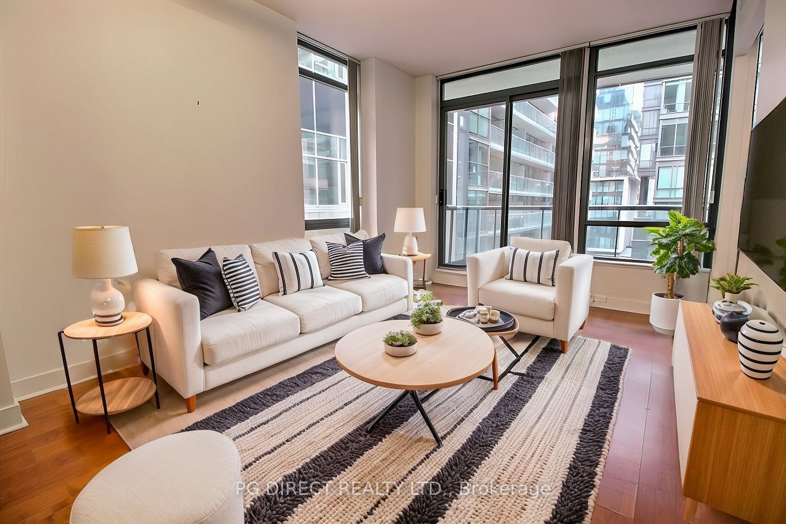 Condo for sale at 604-438 King Street, Toronto, Waterfront Communities C1, M5V 3T9 - MLS: C11939822