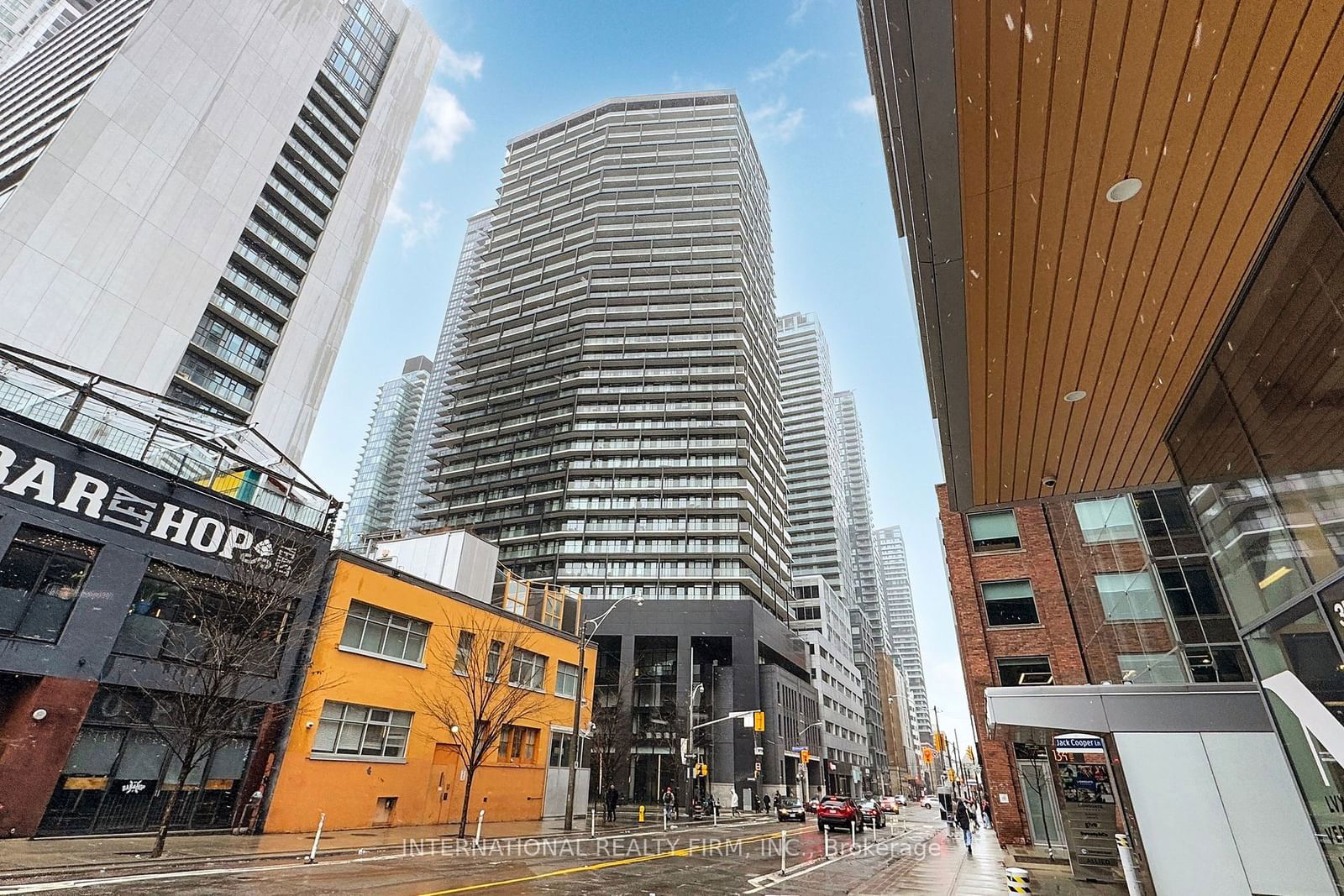 Condo for lease at 1712-125 Peter Street, Toronto, Waterfront Communities C1, M5V 0M3 - MLS: C11941076