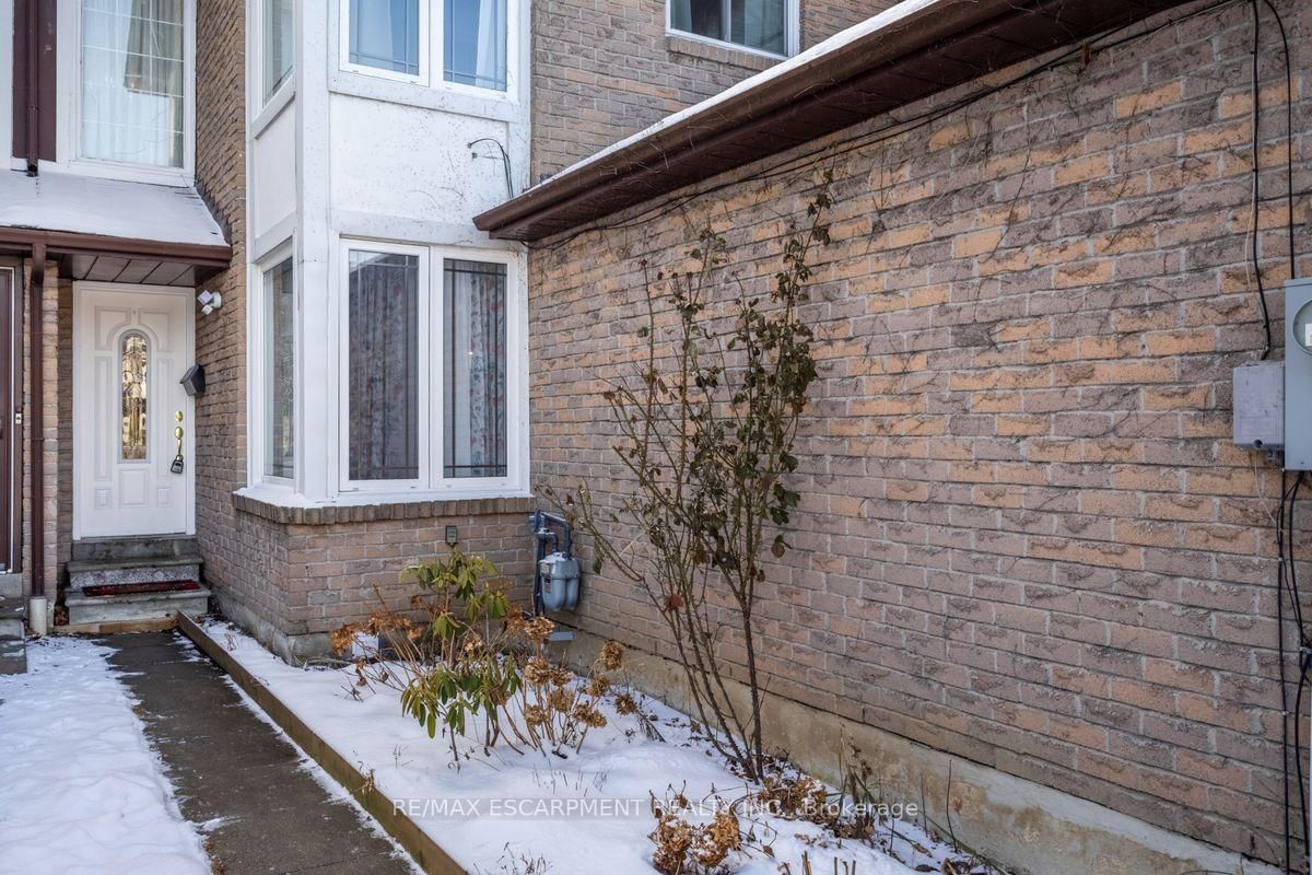 Townhouse sold at 83 Robert Hicks Drive, Toronto, Westminster-Branson, M2R 3R2 - MLS: C11942106