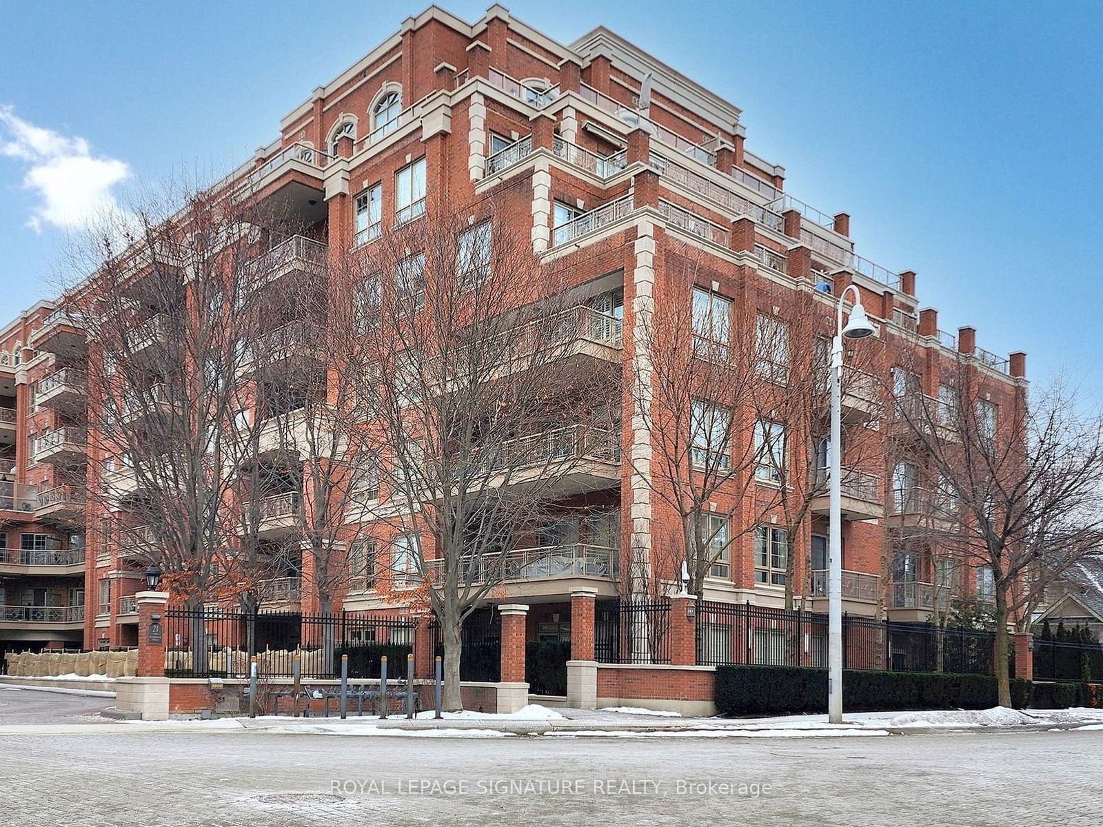 Condo for lease at 324-21 Burkebrook Place, Toronto, Bridle Path-Sunnybrook-York Mills, M4G 0A2 - MLS: C11942209