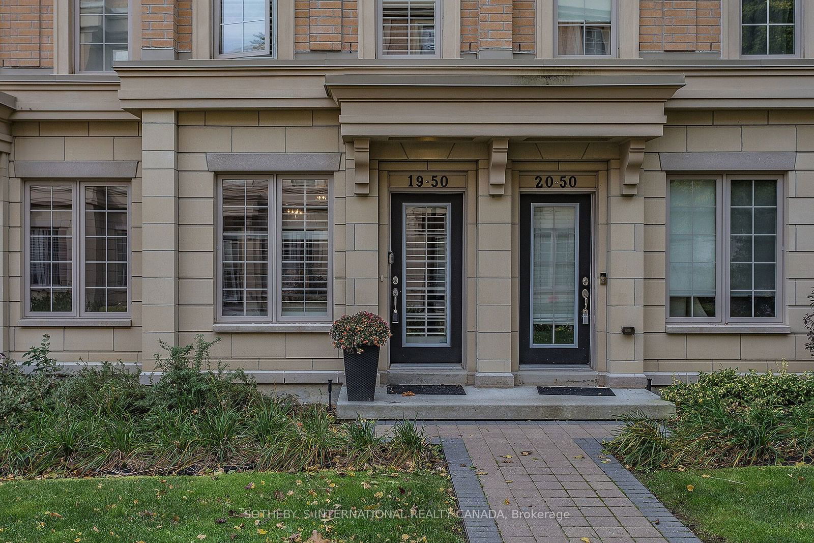 Townhouse for lease at 19-50 Hargrave Lane, Toronto, Bridle Path-Sunnybrook-York Mills, M4N 0A4 - MLS: C11942915