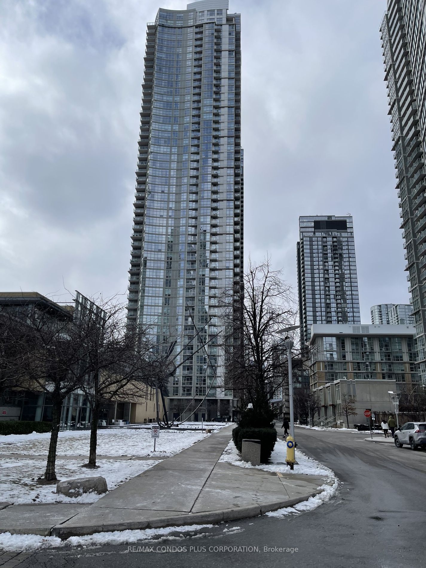 Condo for lease at 5210-35 Mariner Terrace, Toronto, Waterfront Communities C1, M5V 3V9 - MLS: C11945369